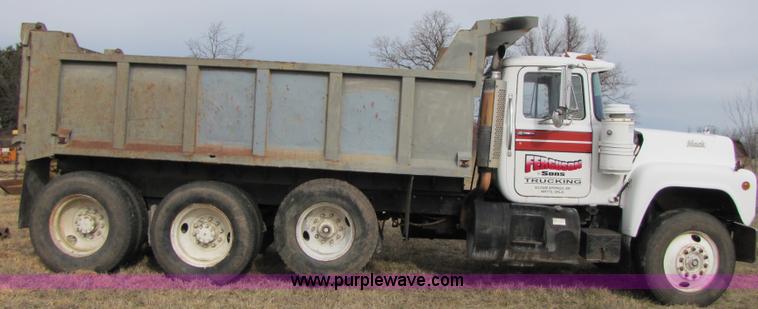 image for item B2184 1985 Mack R686ST dump truck