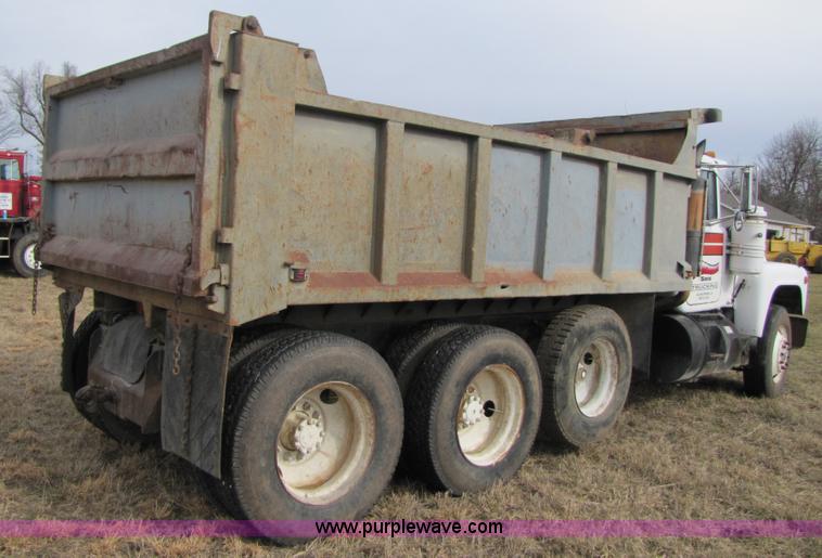 image for item B2184 1985 Mack R686ST dump truck