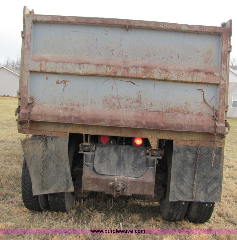 image for item B2184 1985 Mack R686ST dump truck