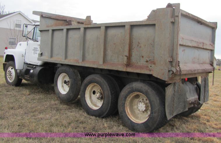 image for item B2184 1985 Mack R686ST dump truck