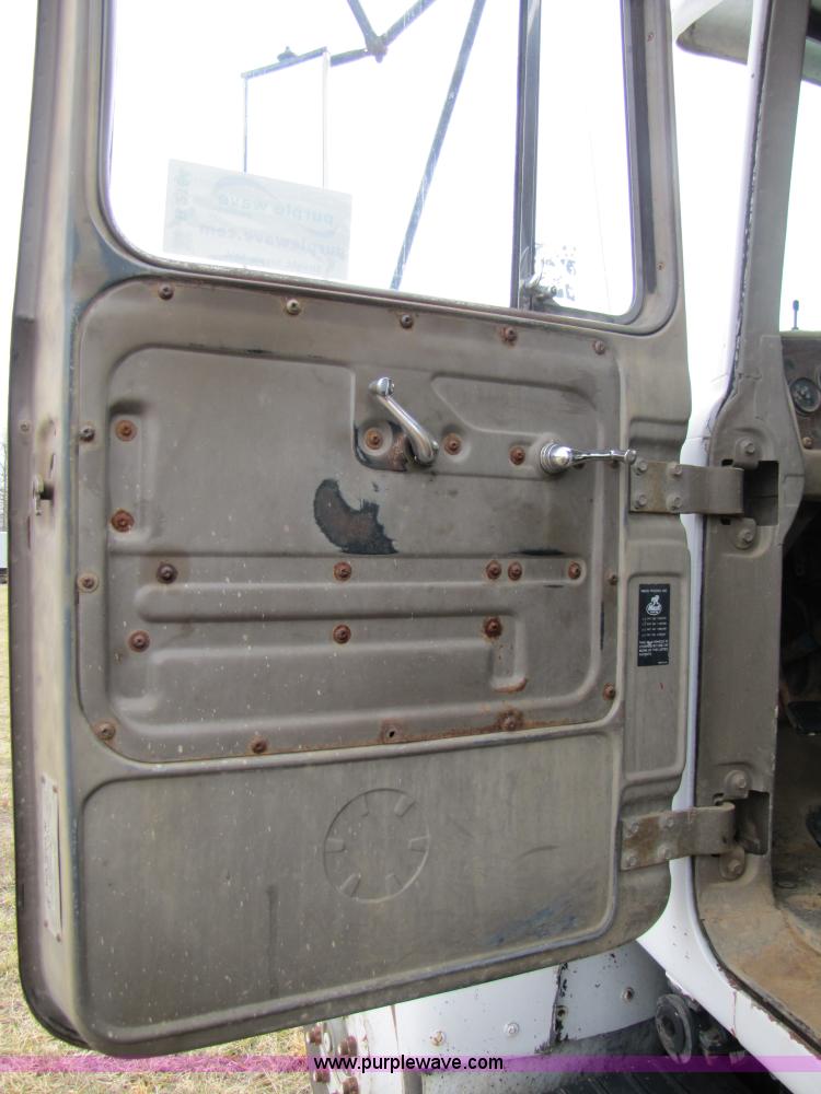 image for item B2184 1985 Mack R686ST dump truck