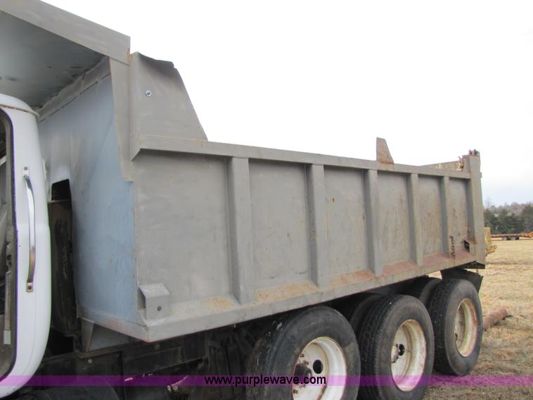 image for item B2184 1985 Mack R686ST dump truck