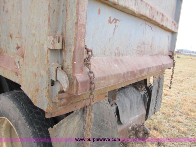 image for item B2184 1985 Mack R686ST dump truck