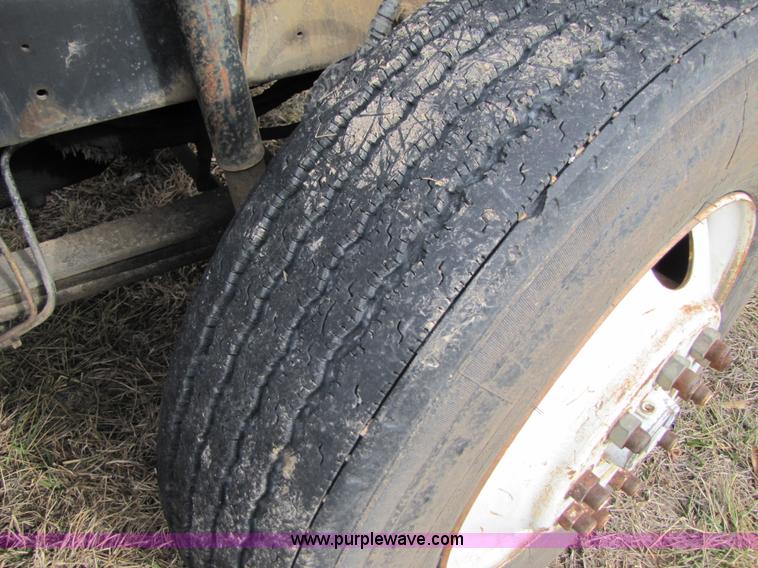 image for item B2184 1985 Mack R686ST dump truck