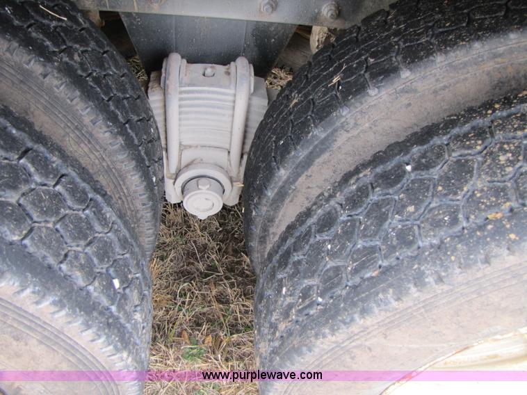 image for item B2184 1985 Mack R686ST dump truck