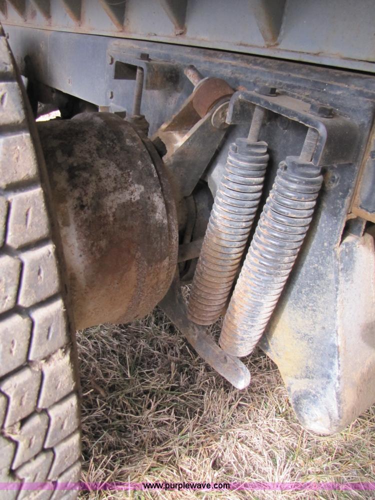 image for item B2184 1985 Mack R686ST dump truck