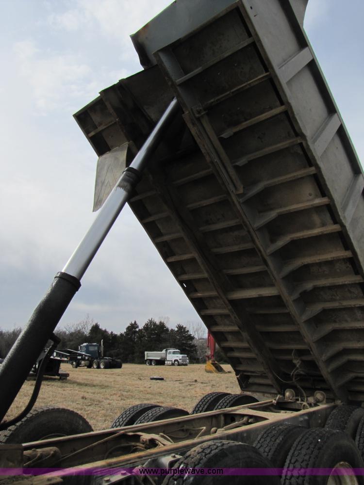 image for item B2184 1985 Mack R686ST dump truck