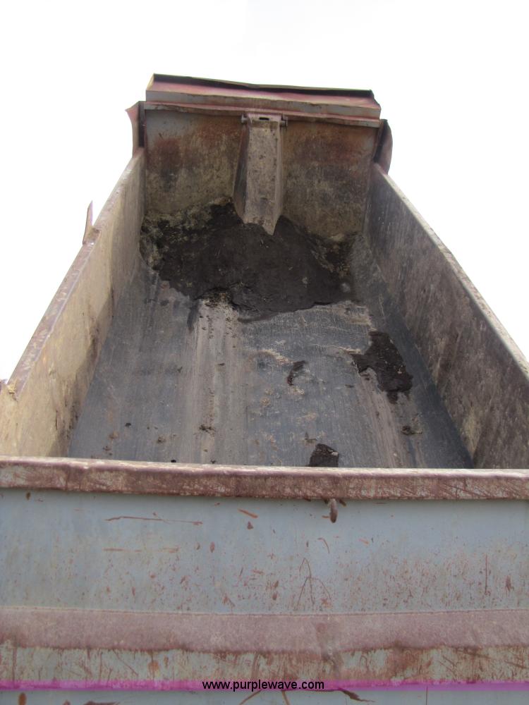 image for item B2184 1985 Mack R686ST dump truck