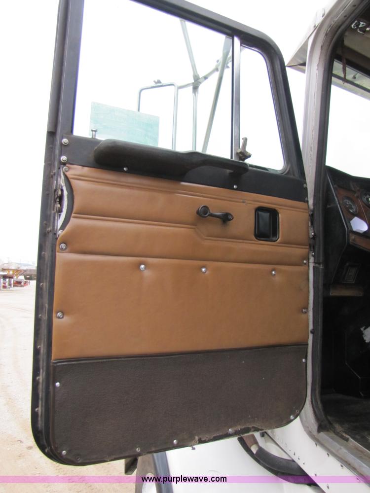 image for item B2188 1997 Peterbilt 357 semi truck