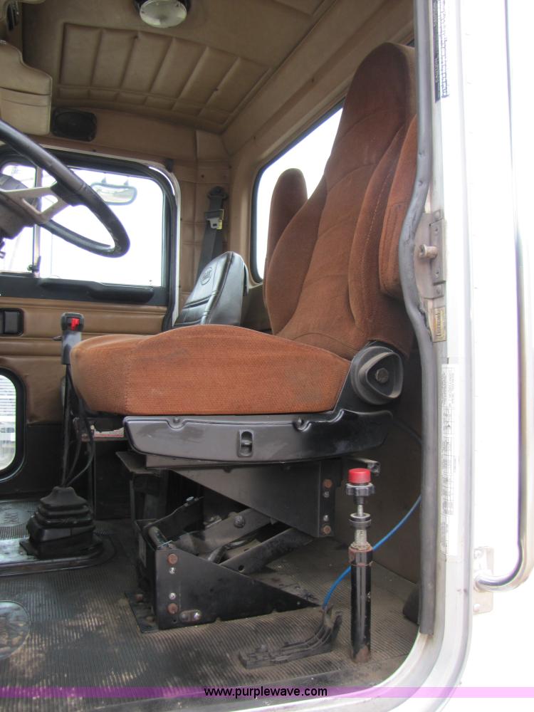 image for item B2188 1997 Peterbilt 357 semi truck