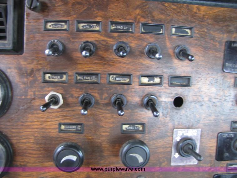 image for item B2188 1997 Peterbilt 357 semi truck