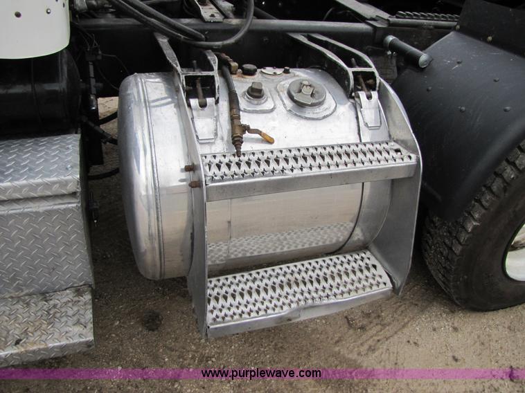 image for item B2188 1997 Peterbilt 357 semi truck