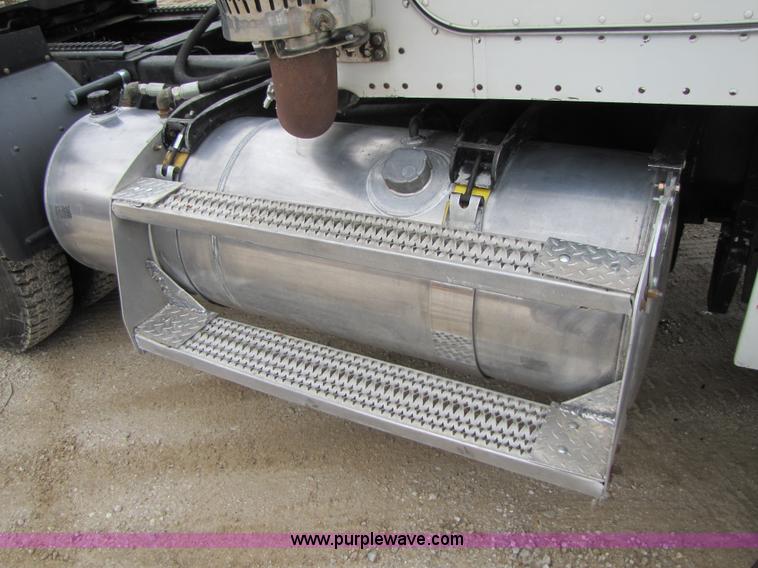 image for item B2188 1997 Peterbilt 357 semi truck