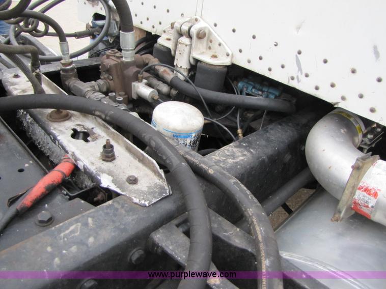 image for item B2188 1997 Peterbilt 357 semi truck