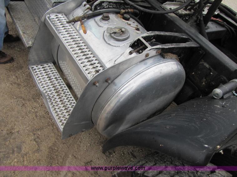 image for item B2188 1997 Peterbilt 357 semi truck