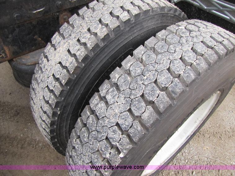 image for item B2188 1997 Peterbilt 357 semi truck