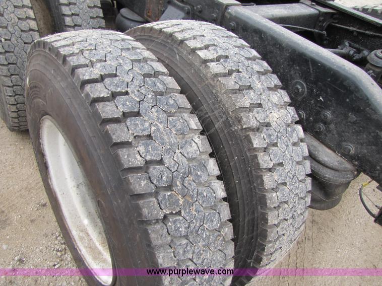 image for item B2188 1997 Peterbilt 357 semi truck