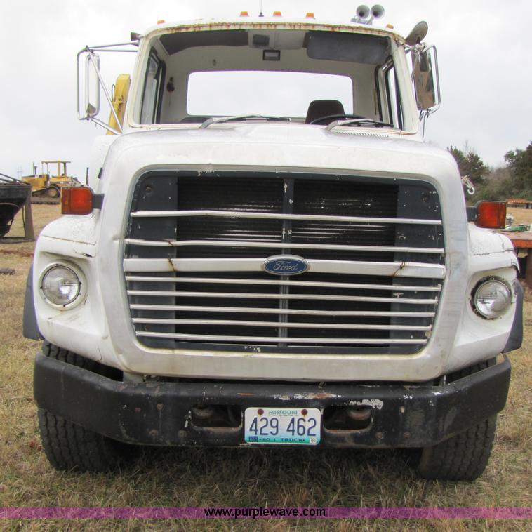 image for item E9602 1989 Ford LTS9000 truck cab and chassis
