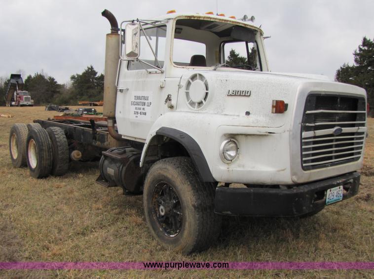 image for item E9602 1989 Ford LTS9000 truck cab and chassis