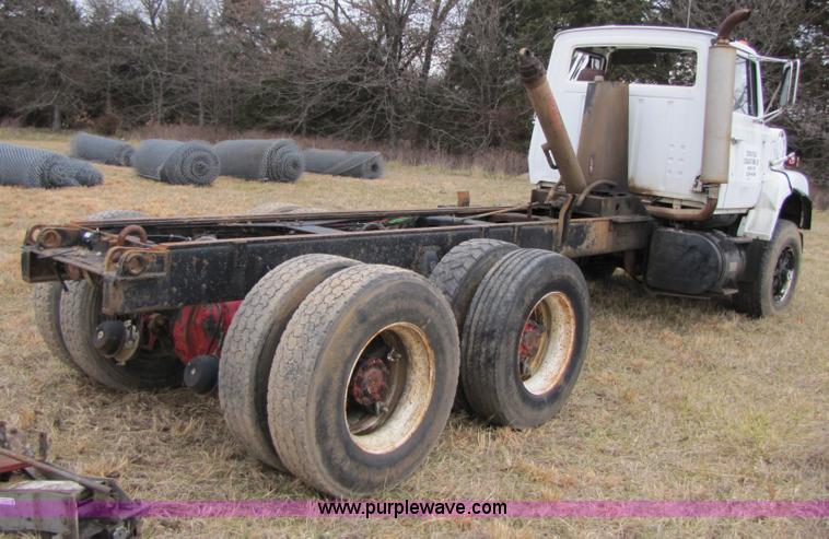 image for item E9602 1989 Ford LTS9000 truck cab and chassis