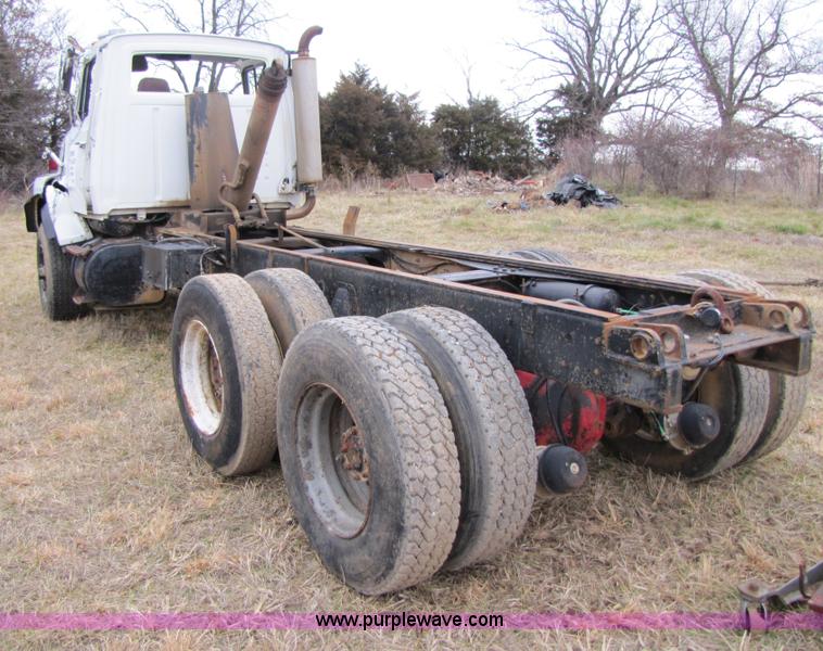 image for item E9602 1989 Ford LTS9000 truck cab and chassis