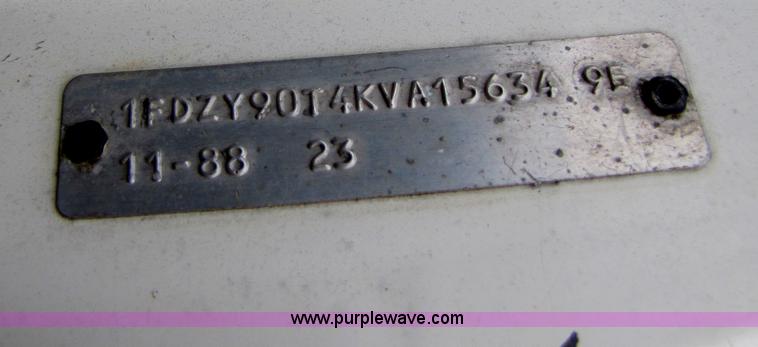 image for item E9602 1989 Ford LTS9000 truck cab and chassis