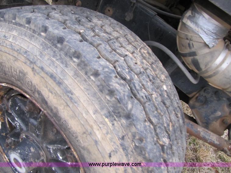 image for item E9602 1989 Ford LTS9000 truck cab and chassis