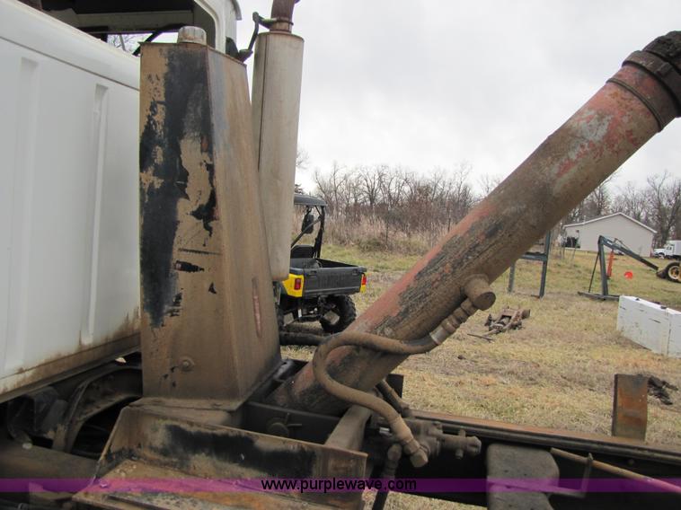 image for item E9602 1989 Ford LTS9000 truck cab and chassis