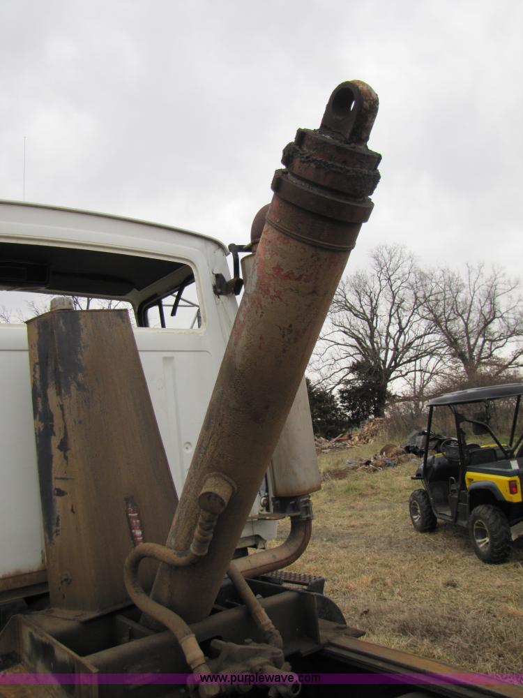 image for item E9602 1989 Ford LTS9000 truck cab and chassis