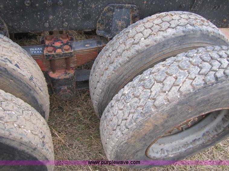 image for item E9602 1989 Ford LTS9000 truck cab and chassis