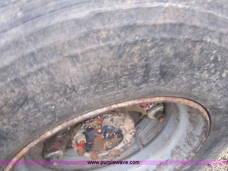 image for item E9602 1989 Ford LTS9000 truck cab and chassis