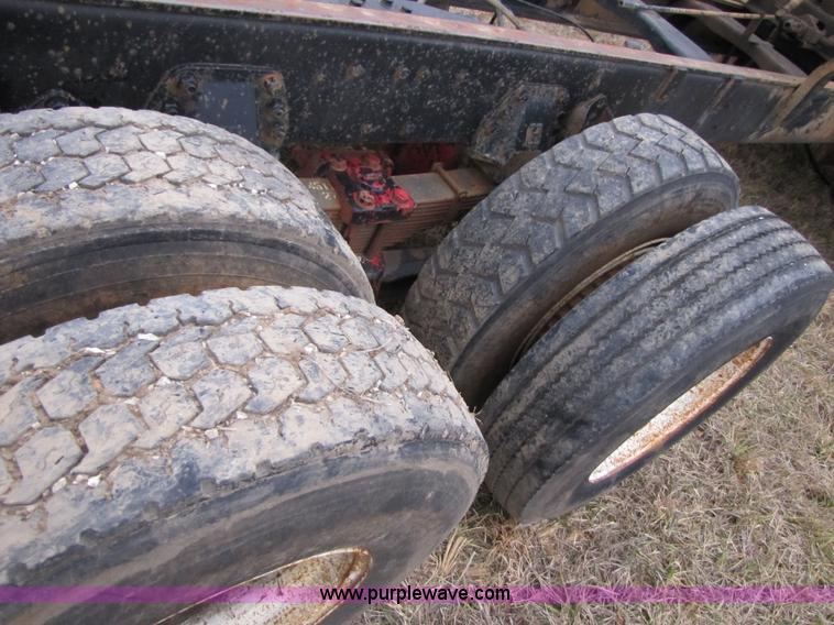 image for item E9602 1989 Ford LTS9000 truck cab and chassis