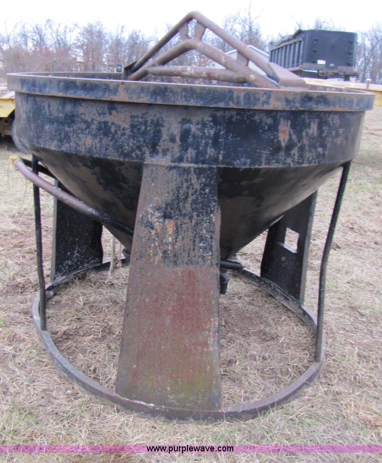 Concrete hopper in Bolivar, MO Item E9608 sold Purple Wave