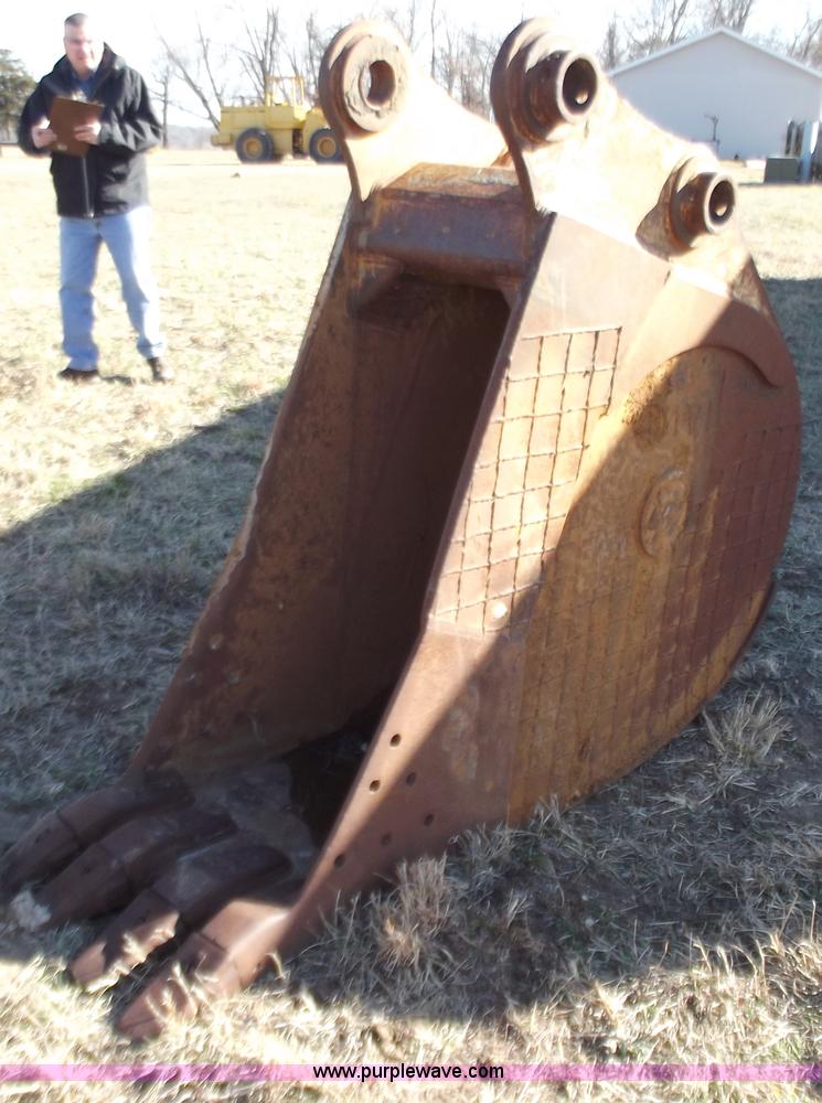 image for item E9619 24" bucket with teeth