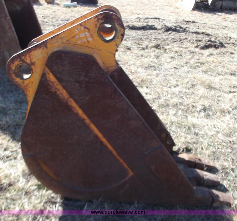 image for item E9620 24" bucket with teeth