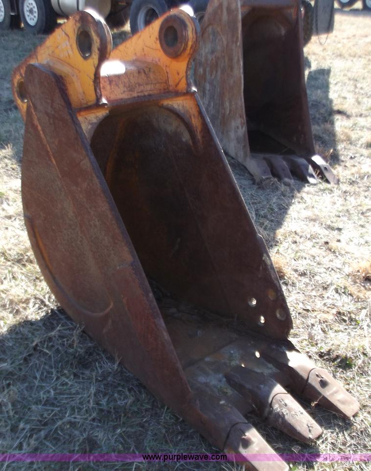 image for item E9620 24" bucket with teeth