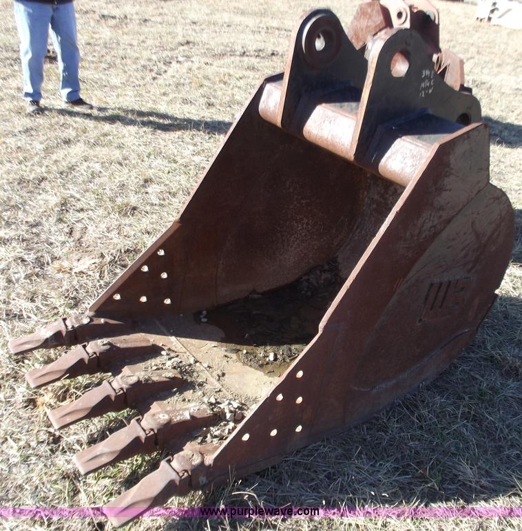 image for item E9621 36" bucket with teeth