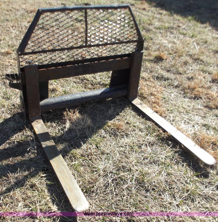 image for item E9624 Caterpillar pallet forks