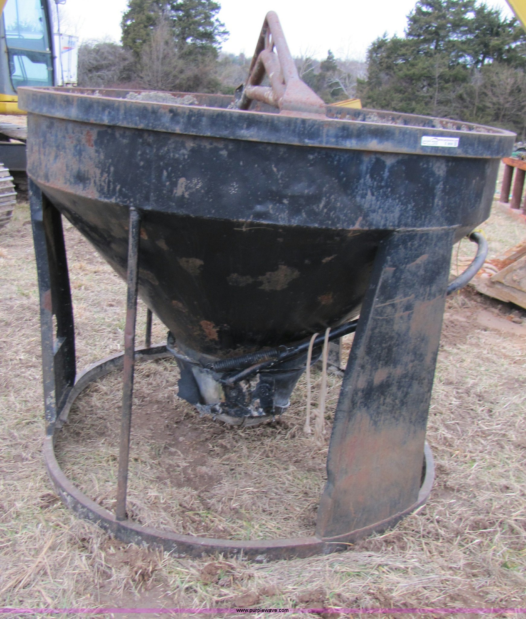 Concrete hopper in Bolivar, MO Item E9608 sold Purple Wave