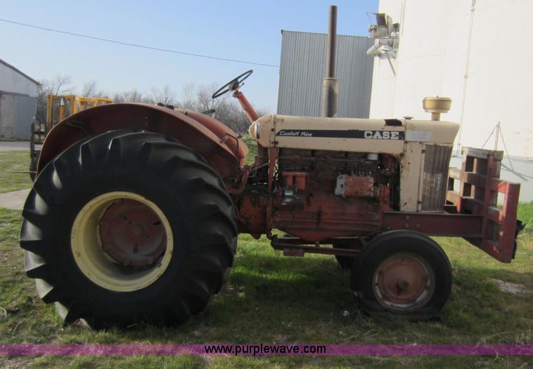 image for item A5594 Case 930 Comfort King  tractor