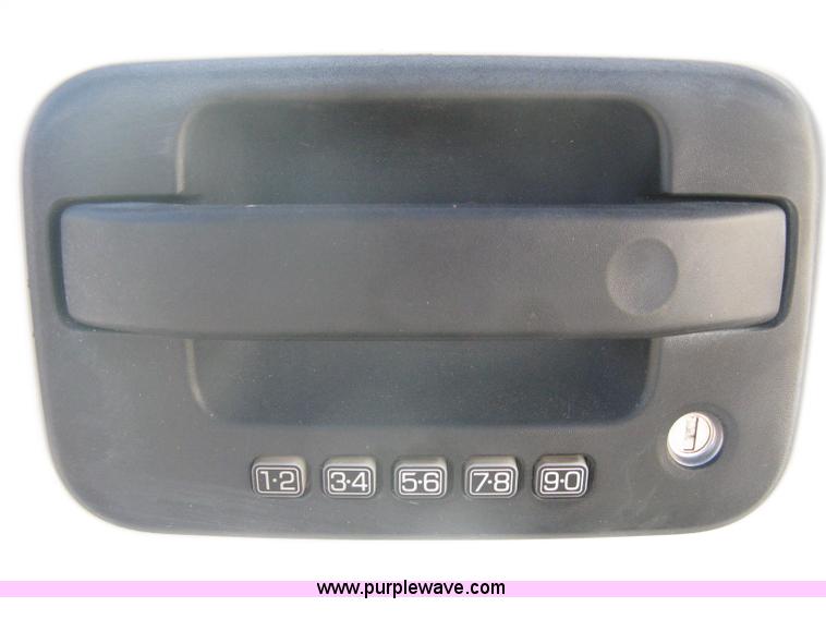 image for item A6074 2005 Ford F150 XLT SuperCrew pickup