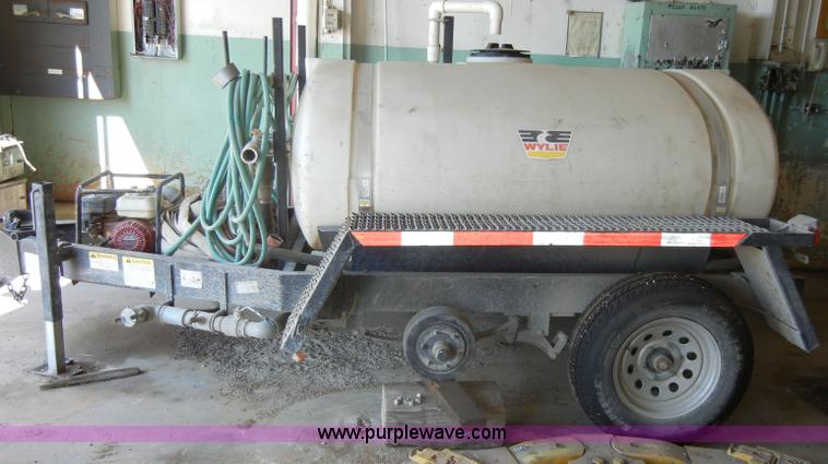 image for item A6991 2006 Wylie water trailer