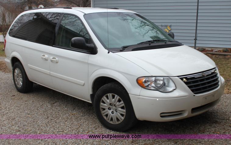 image for item A7309 2005 Chrysler Town & Country LX mini van