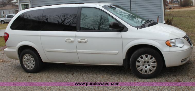 image for item A7309 2005 Chrysler Town & Country LX mini van