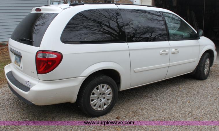 image for item A7309 2005 Chrysler Town & Country LX mini van