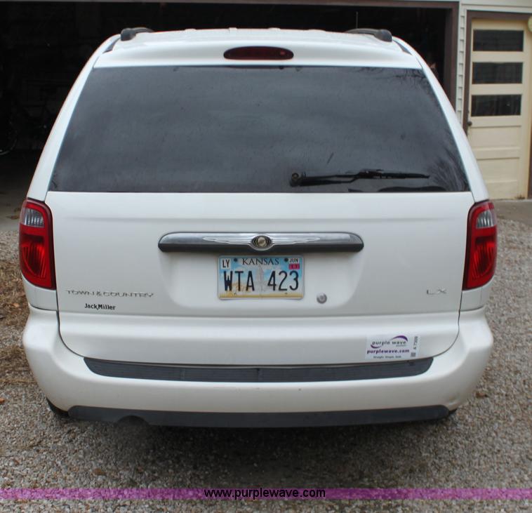 image for item A7309 2005 Chrysler Town & Country LX mini van