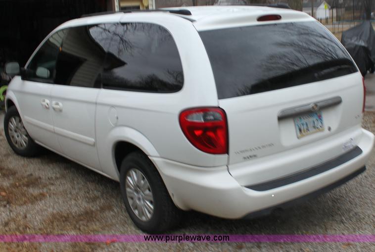 image for item A7309 2005 Chrysler Town & Country LX mini van