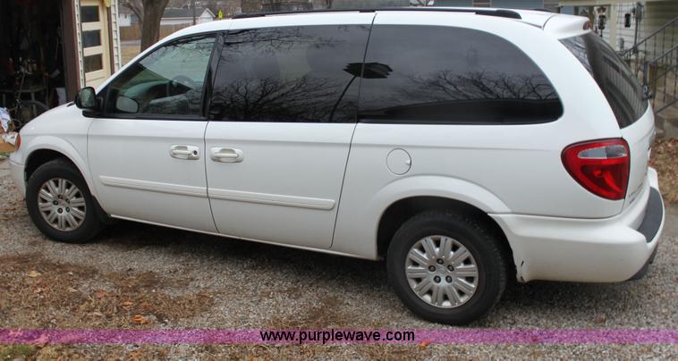 image for item A7309 2005 Chrysler Town & Country LX mini van