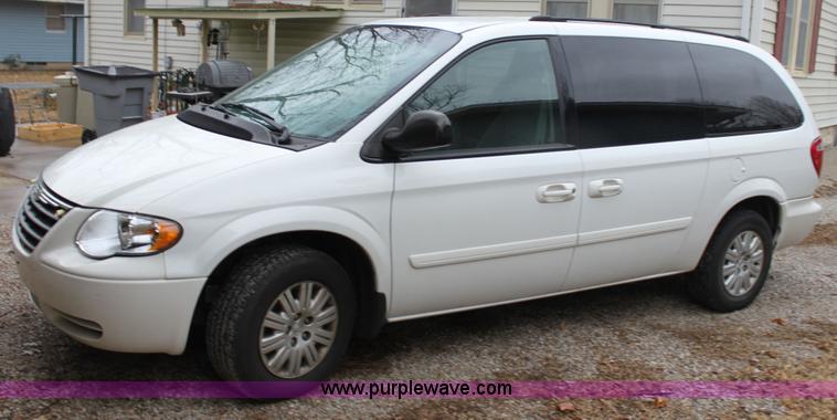 image for item A7309 2005 Chrysler Town & Country LX mini van
