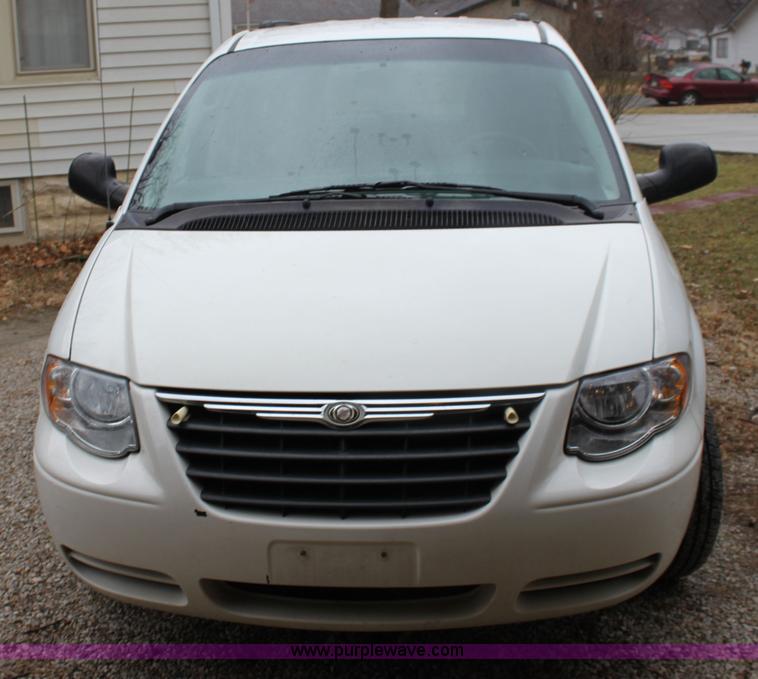 image for item A7309 2005 Chrysler Town & Country LX mini van